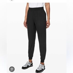 Lululemon • Wanderer Jogger • Size 4